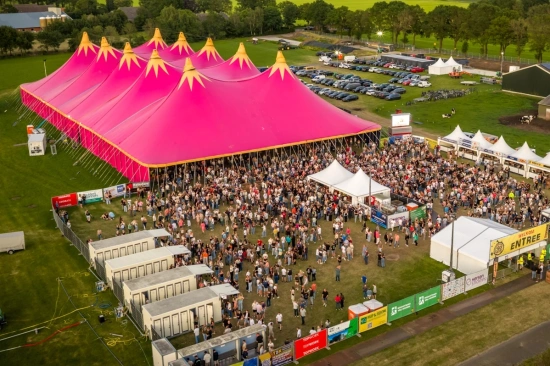 Van eerste aankondiging tot uitverkochte tent: de online aanloop naar Muziekweekend Pesse