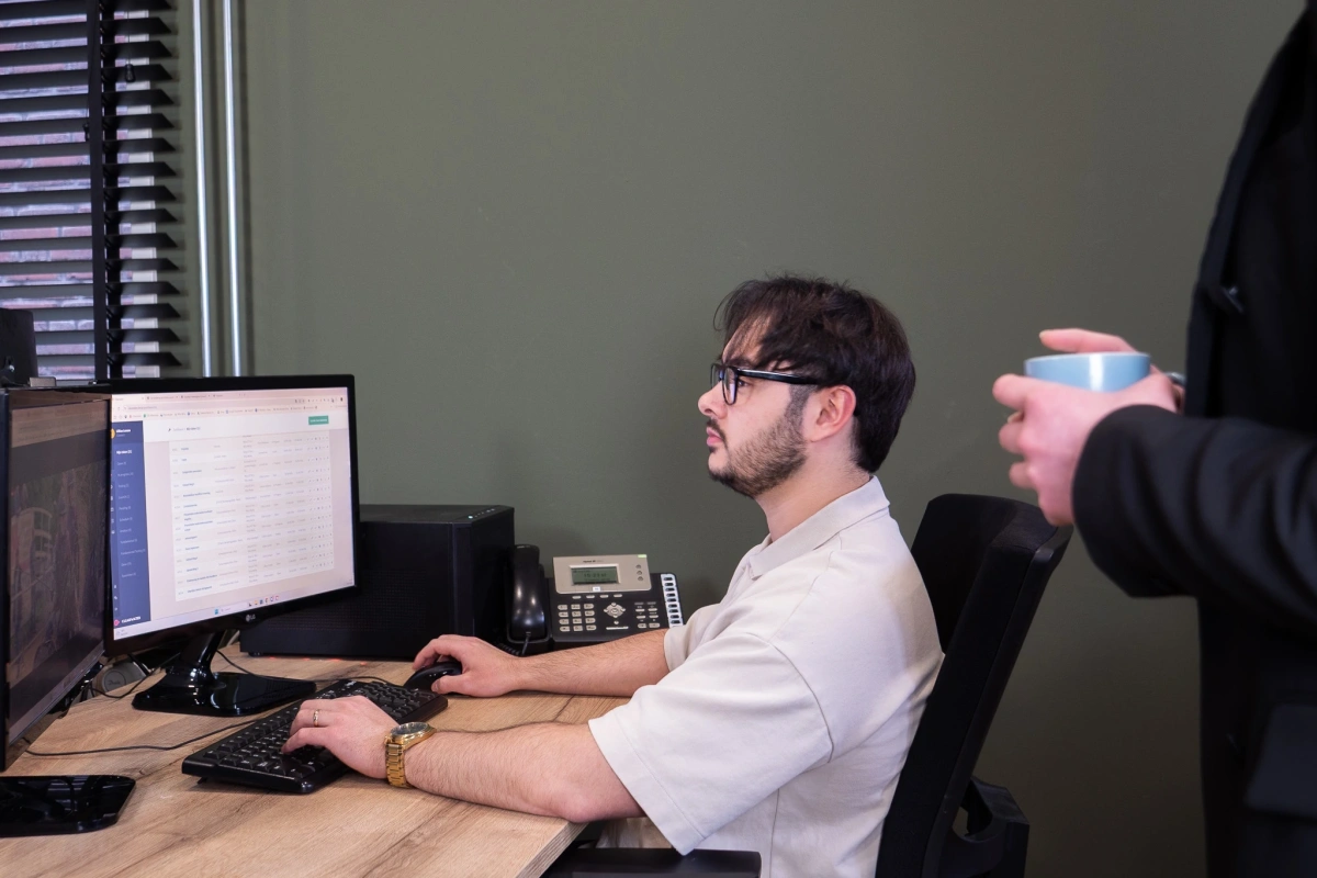 Een SEO-specialist bij marketingbureau Ittica Media analyseert data voor een klant in Hoogeveen.