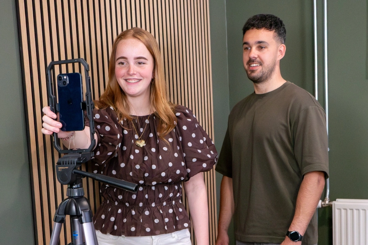 Het creëren van videocontent voor social media kanalen door specialisten in de regio Hoogeveen.