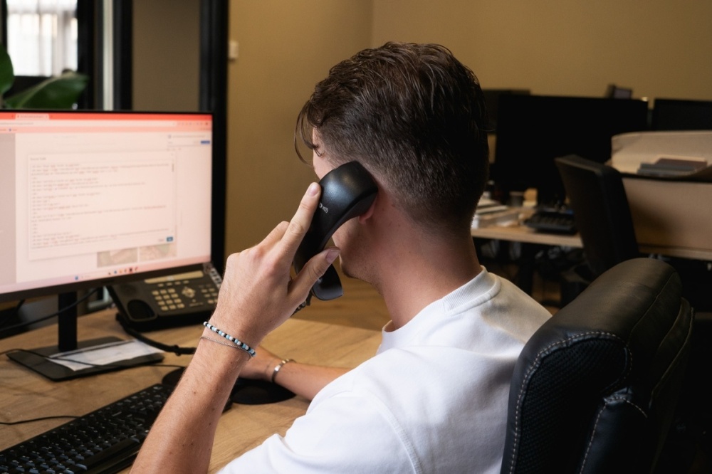 Marketeer aan de telefoon