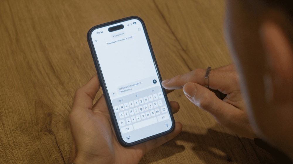 Telefoon gebruiker die AI gebruikt voor een vraag