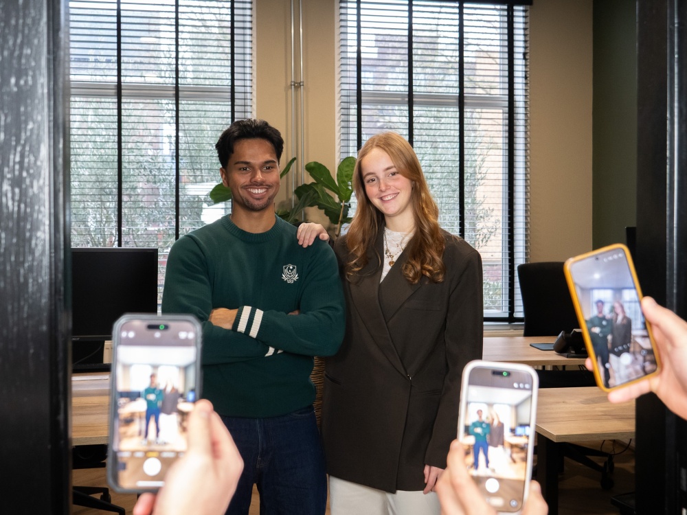 medewerkers die worden gefotografeerd