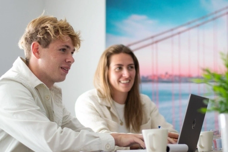 collegas lachend aan het werk