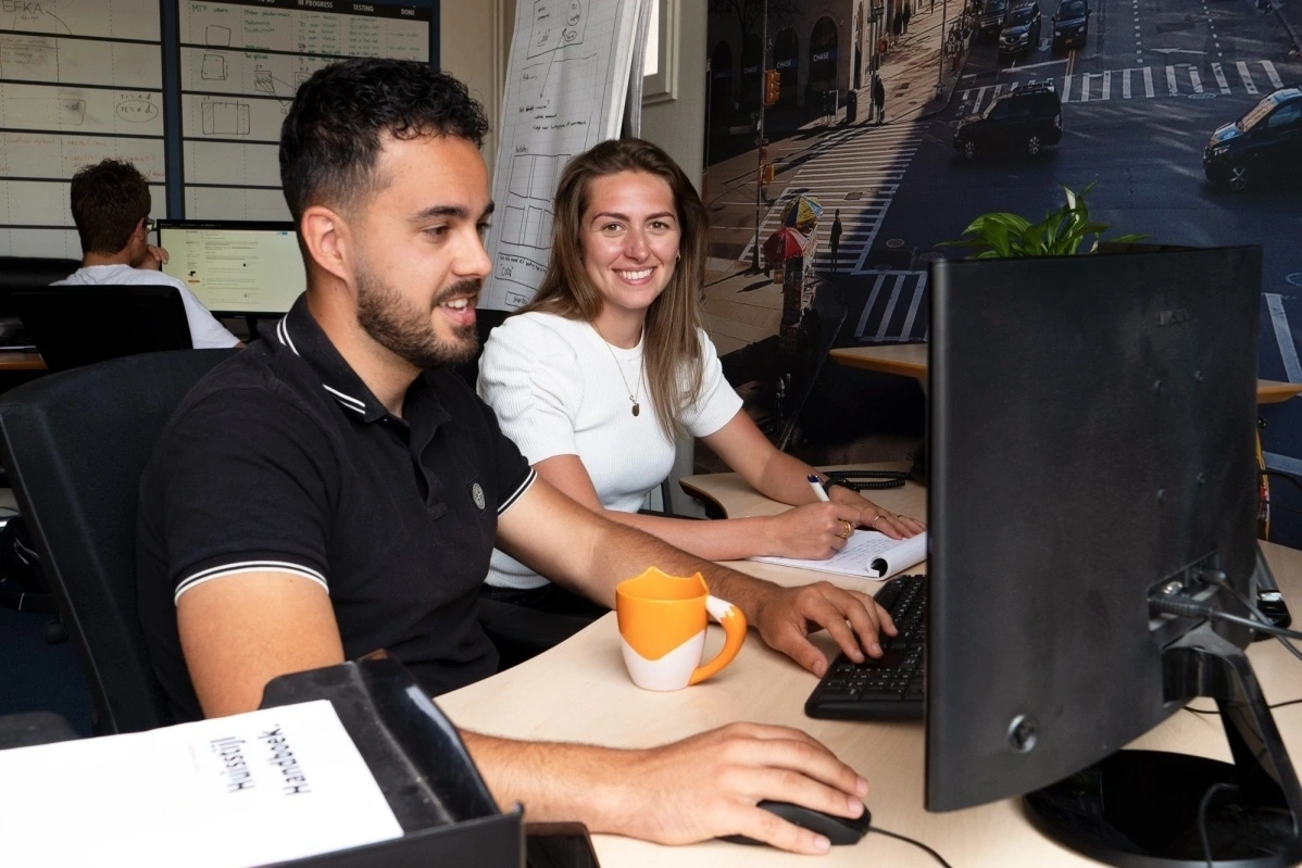 Medewerkers van Ittica Media achter het bureau