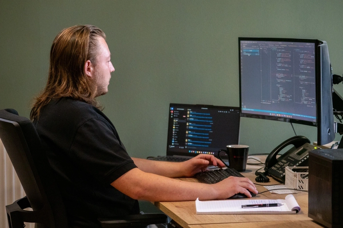 Medewerker Ittica media an het werk