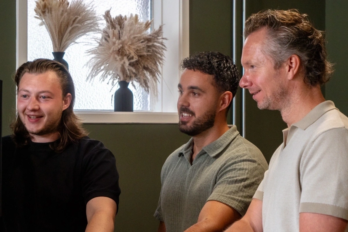 Medewerkers Ittica MEdia aan het overleggen