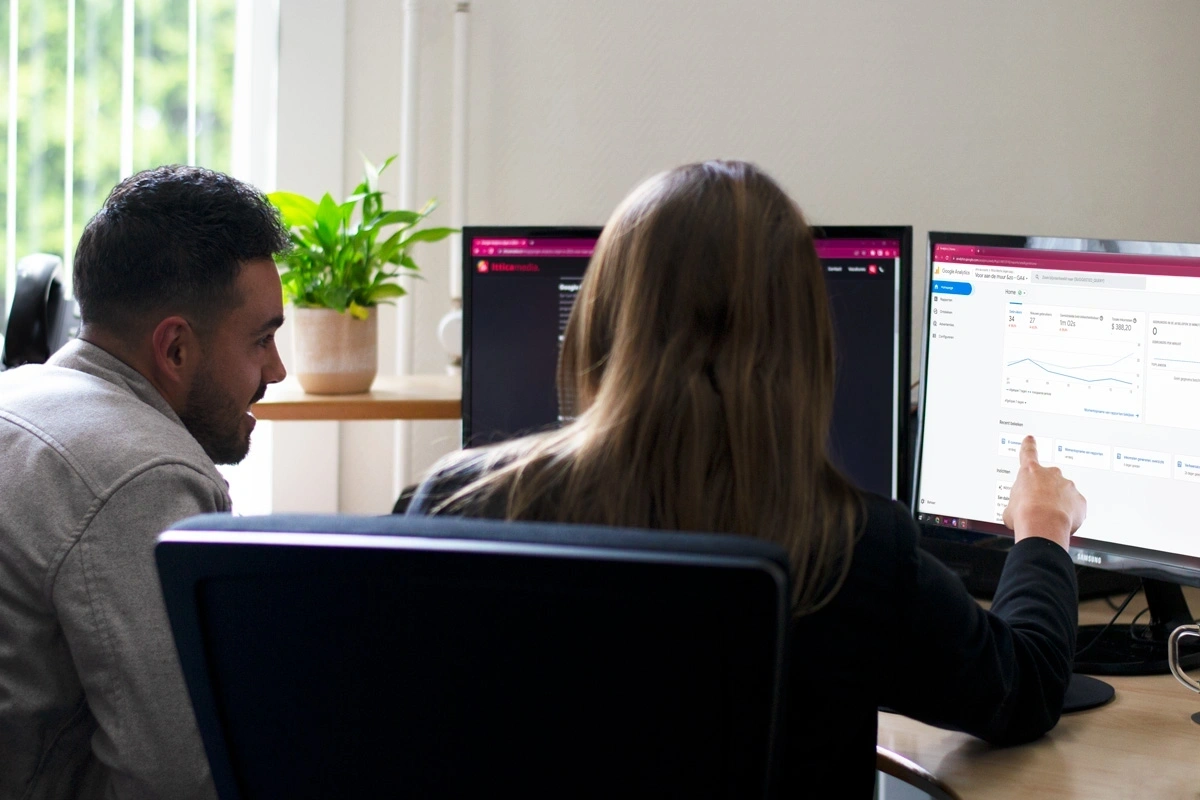 twee medewerkers aan het overleggen achter de computer
